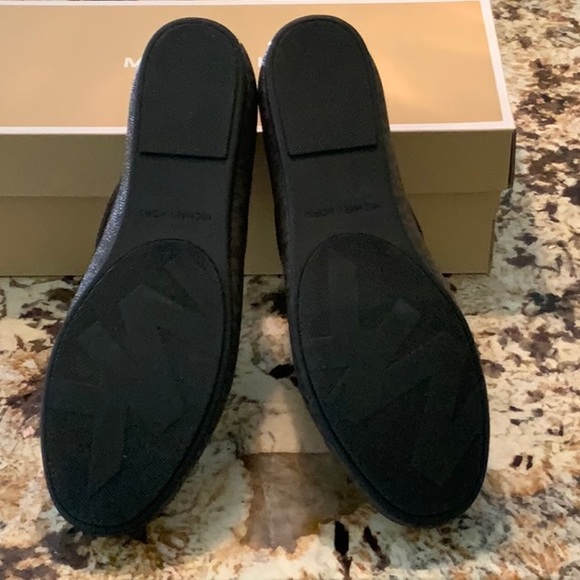 Woman’s Shoes - Picture 2 of 5